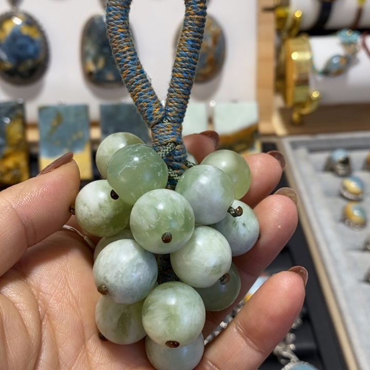 蛇纹石玉未镶嵌颈饰