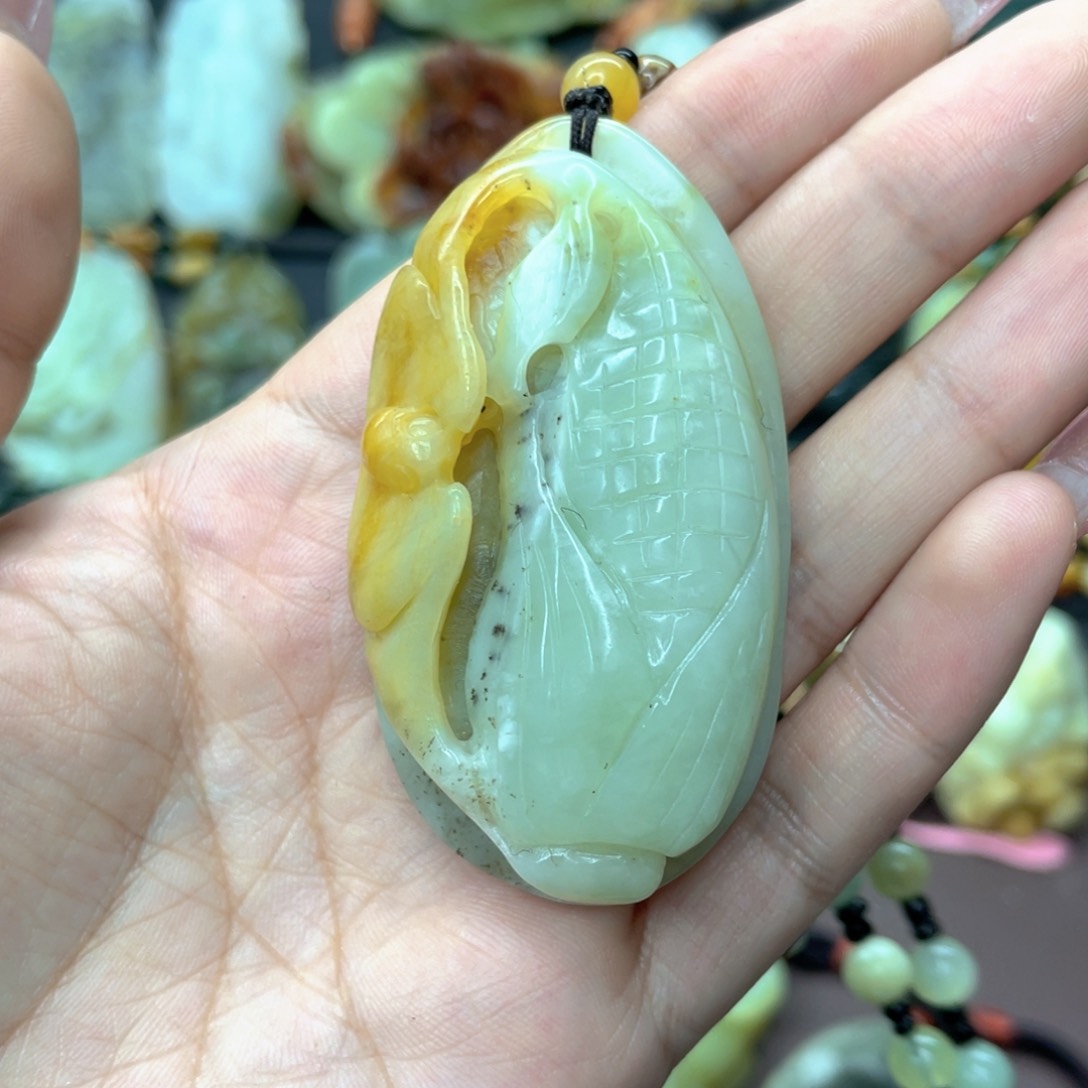 蛇纹石玉颈饰未镶嵌