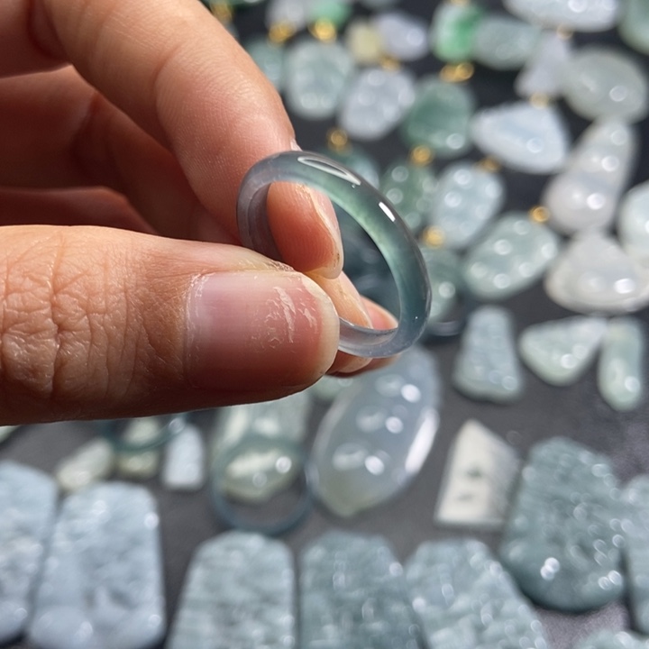 梁***案翡翠未镶嵌颈饰A货翡翠冰种挂件