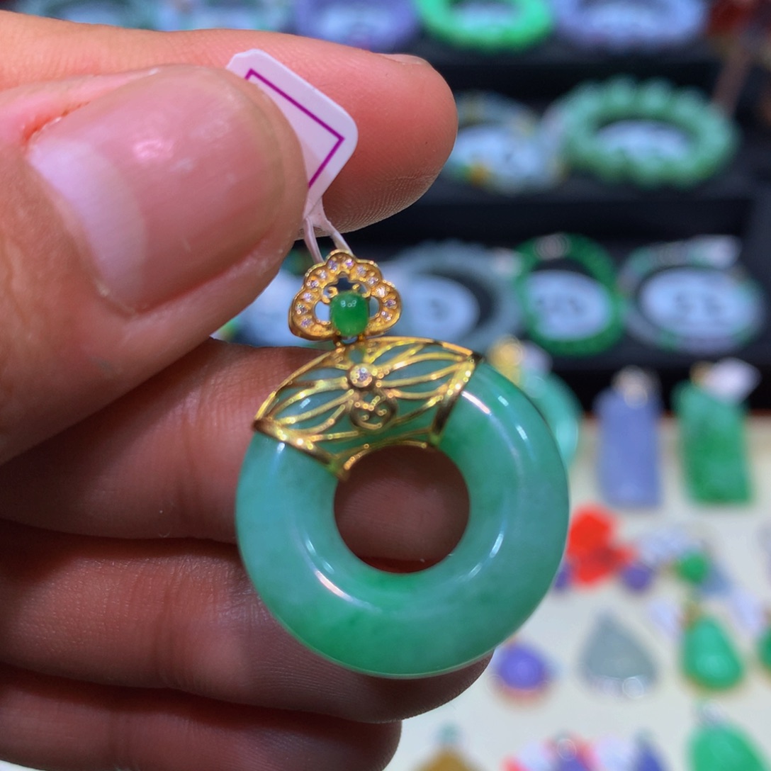 翡翠18K金镶嵌颈饰