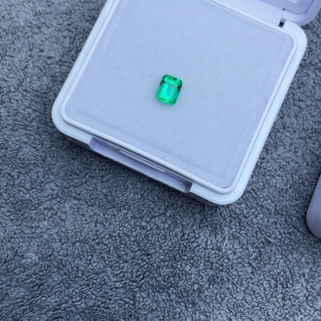知***二祖母绿裸石0.406Ct