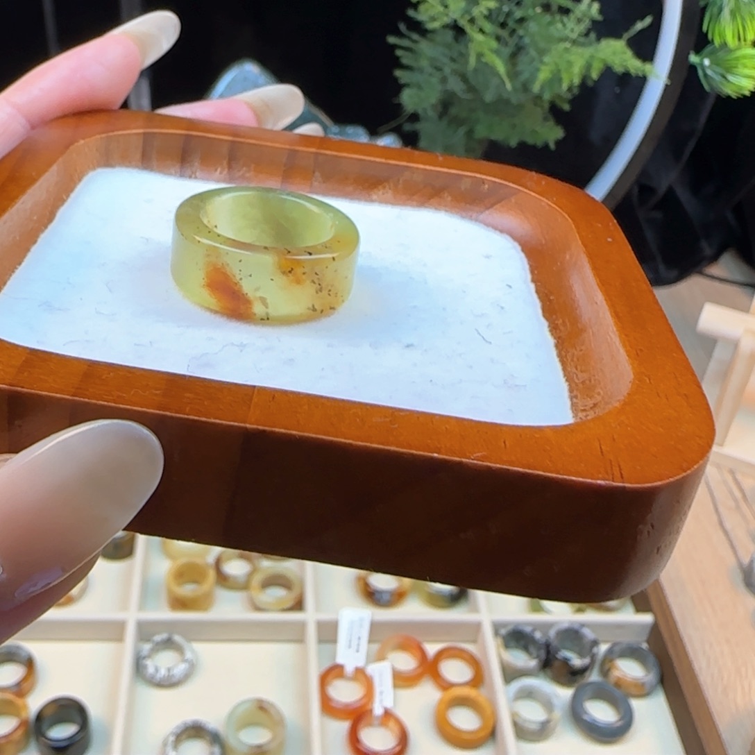 蛇纹石玉微瑕内径18.7合金小*人