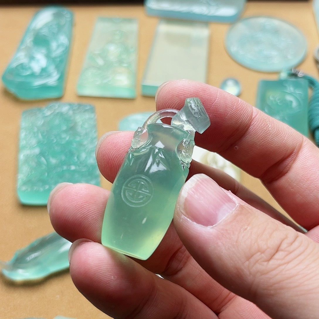 蛇纹石玉颈饰合金