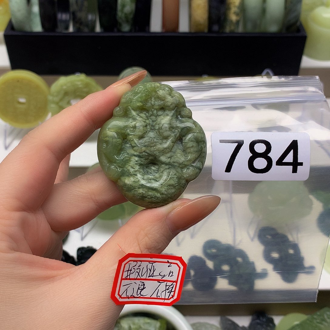 蛇纹石玉颈饰未镶嵌