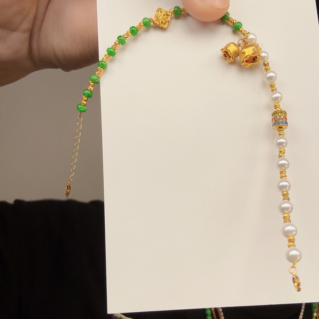 翡翠18K金镶嵌颈饰一件