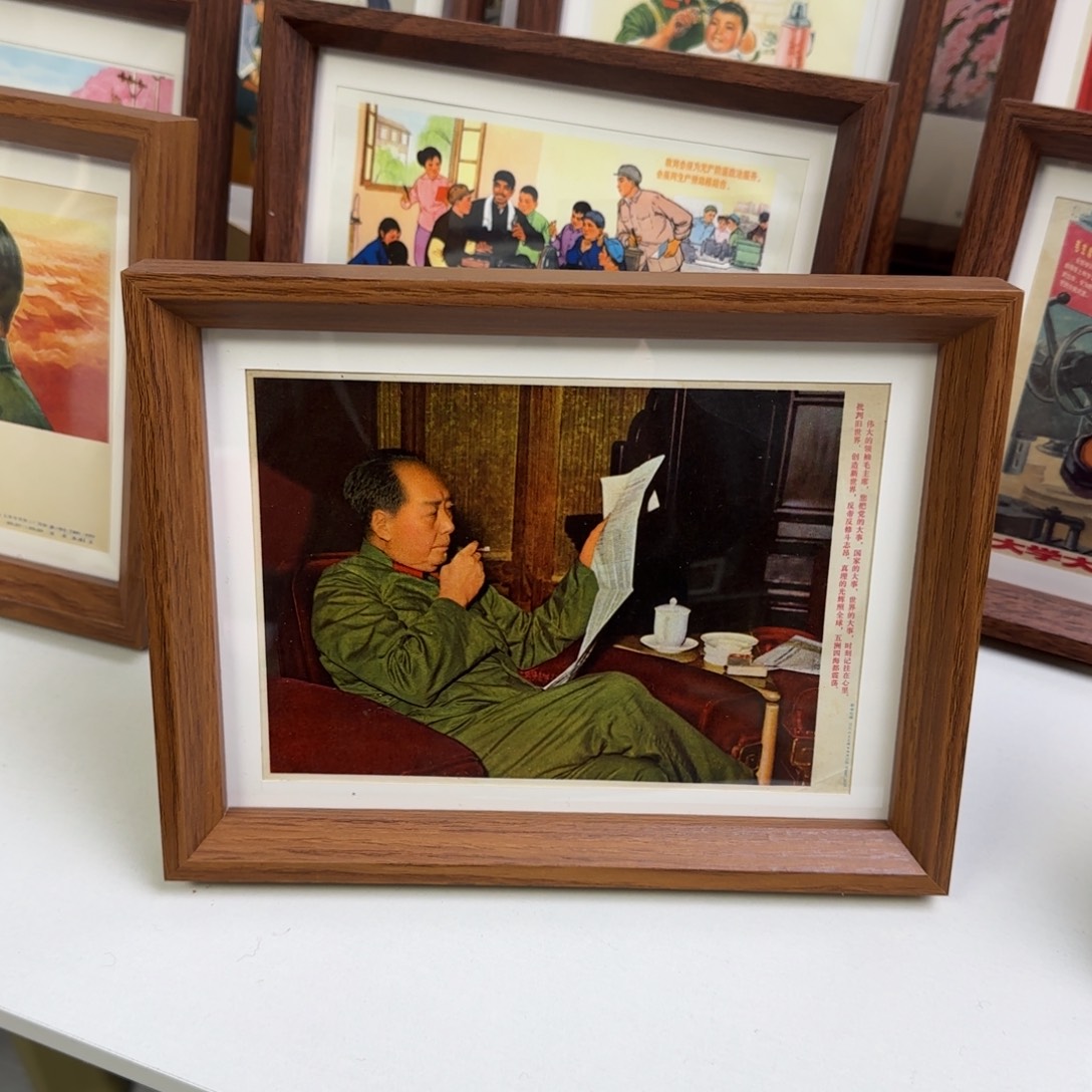 32开摆台 爷爷穿军装看报纸