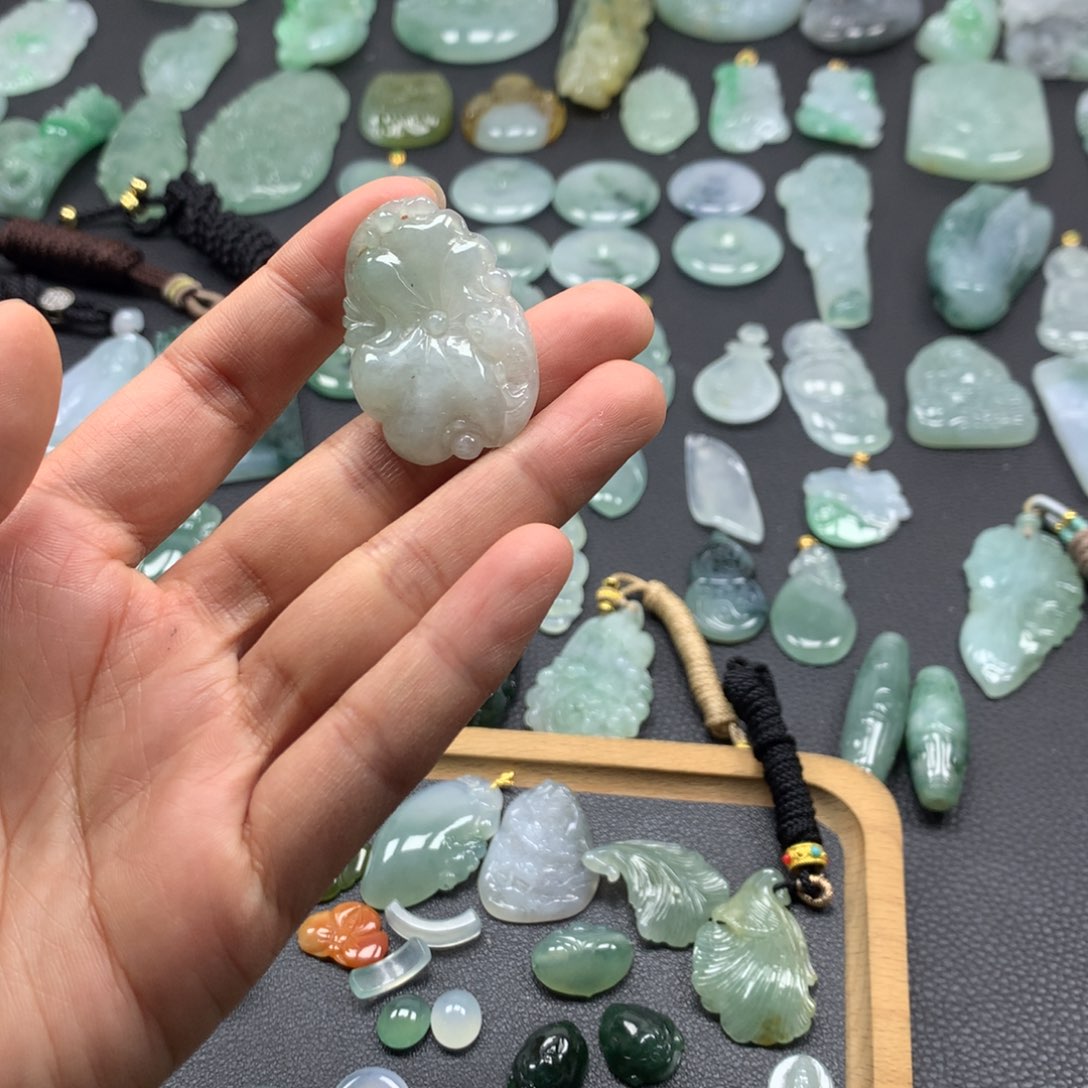 翡翠颈饰未镶嵌荷叶鱼 