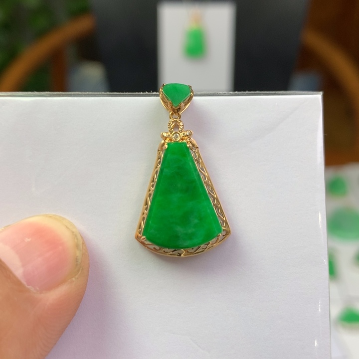 翡翠18K金镶嵌颈饰