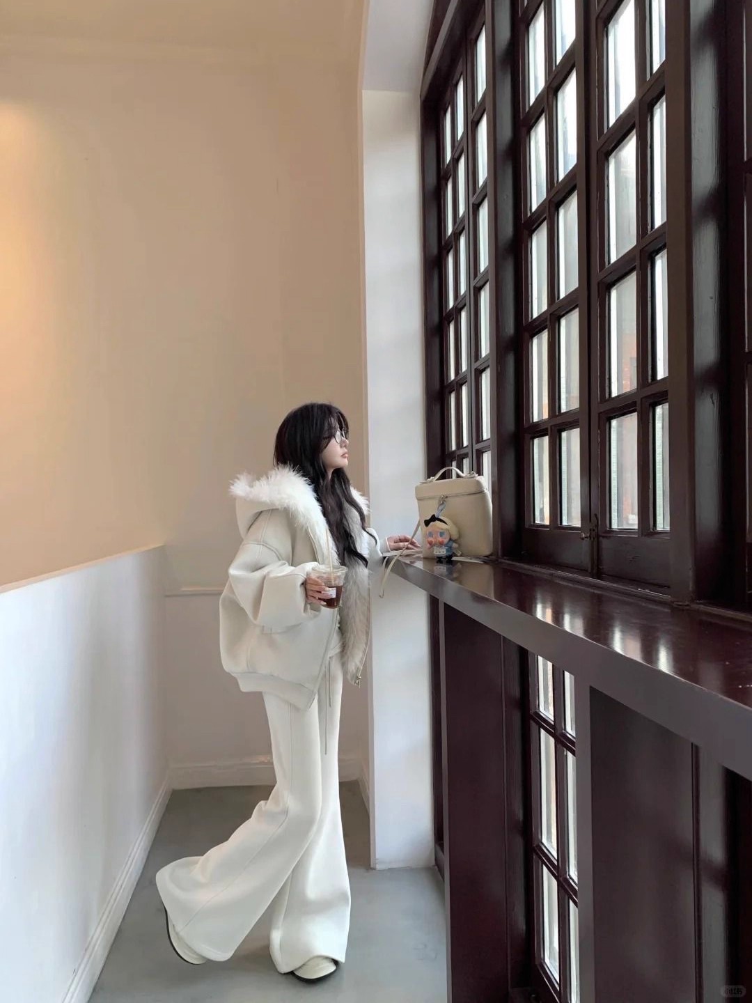 巨好看的慵懒米白色休闲运动套装女秋冬加绒加厚卫衣微喇裤两件套