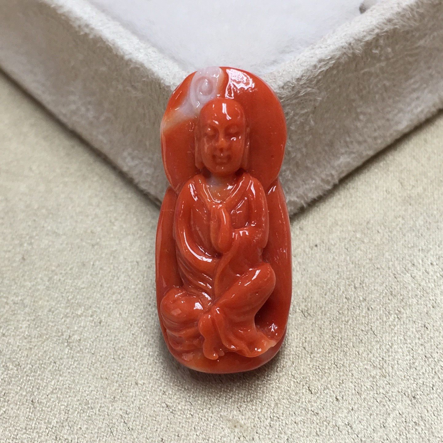 台湾momo珊瑚天然深红色雕刻如来佛祖吊坠，雕工精美，品质品相如图