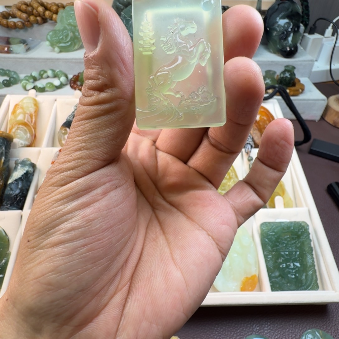 蛇纹石玉未镶嵌颈饰