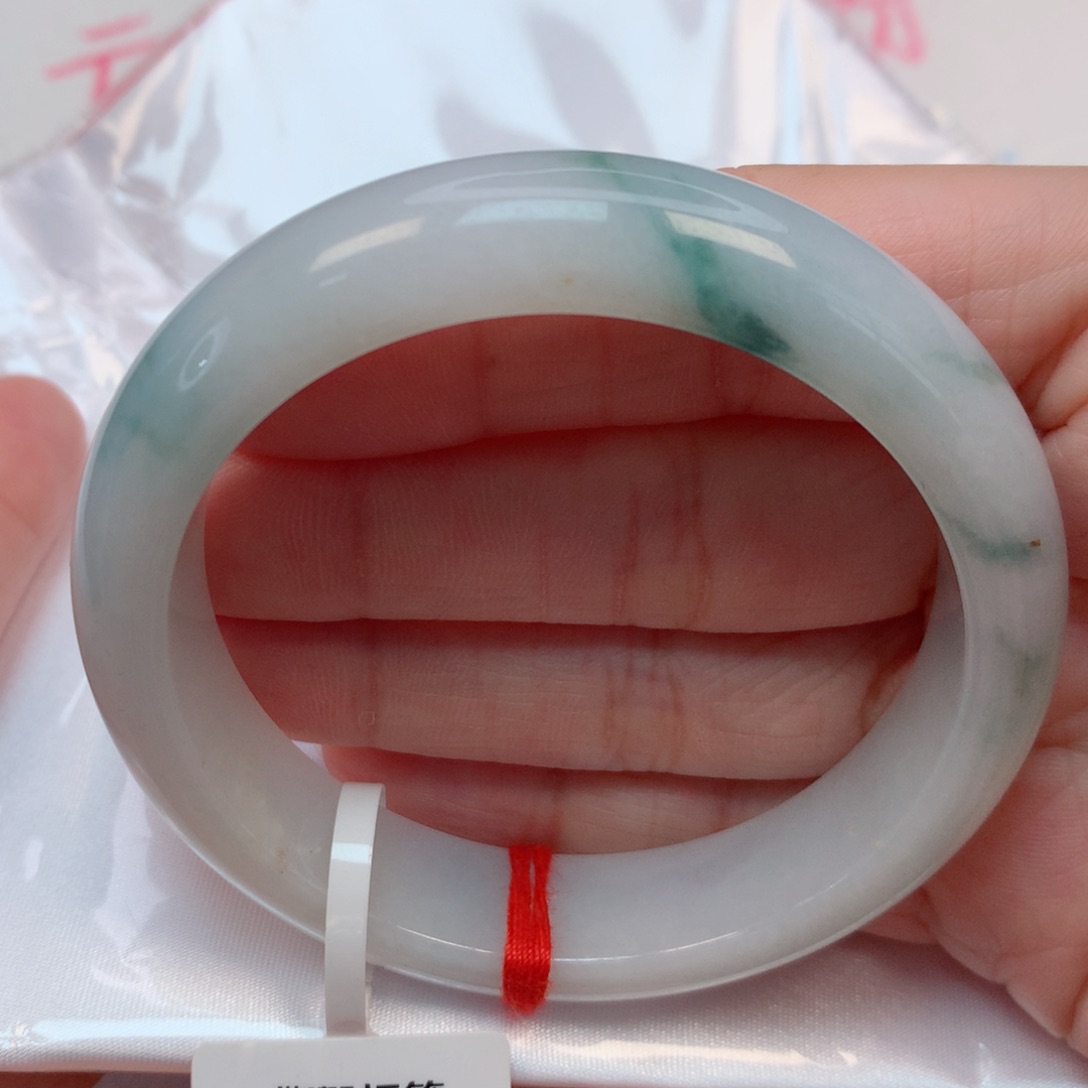 翡翠手镯未镶嵌55圈 白底飘绿花 细腻