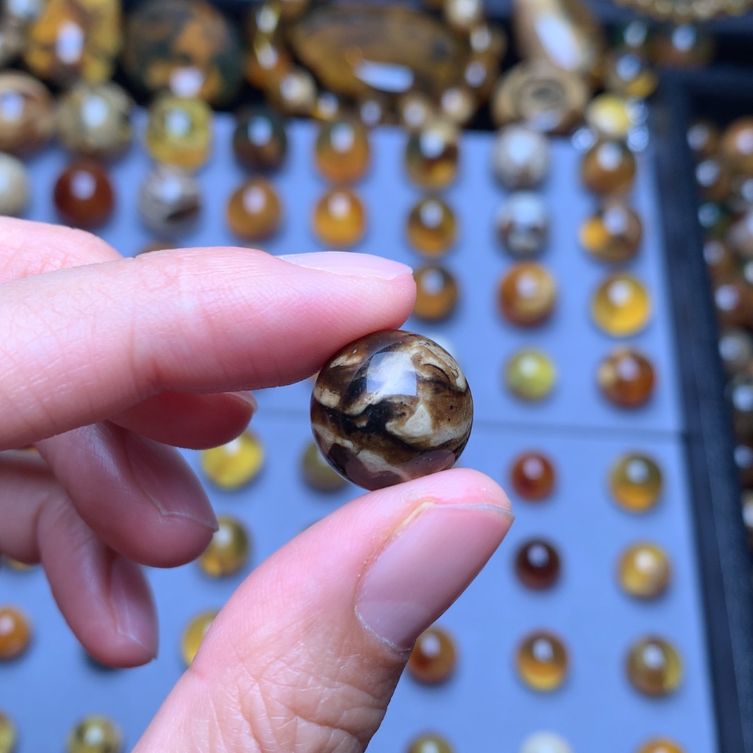 琥珀珠宝奇石未镶嵌