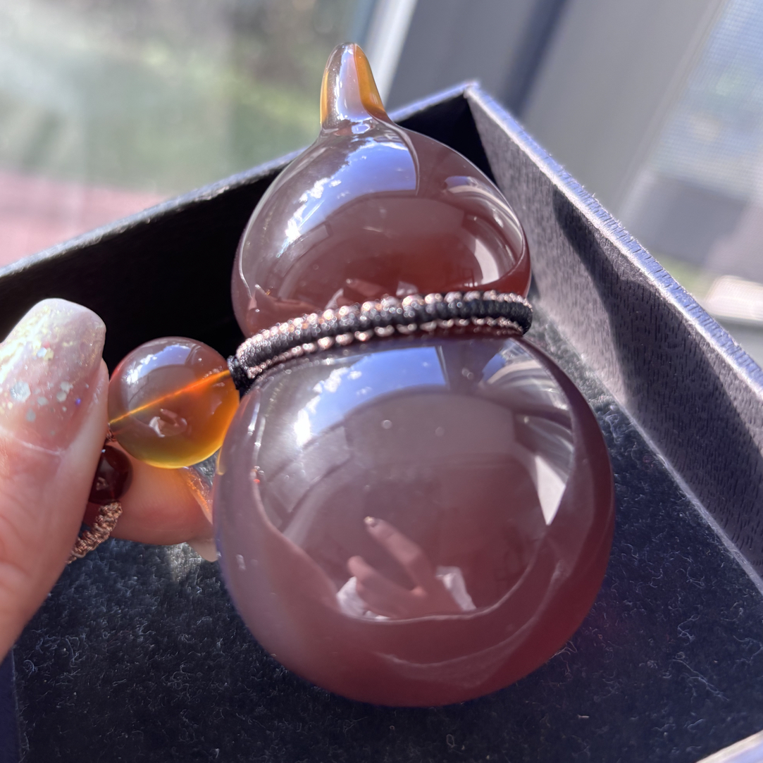 缅甸琥珀红蜜大克重葫芦吊坠，做工饱满颜色红润干净，难得好料