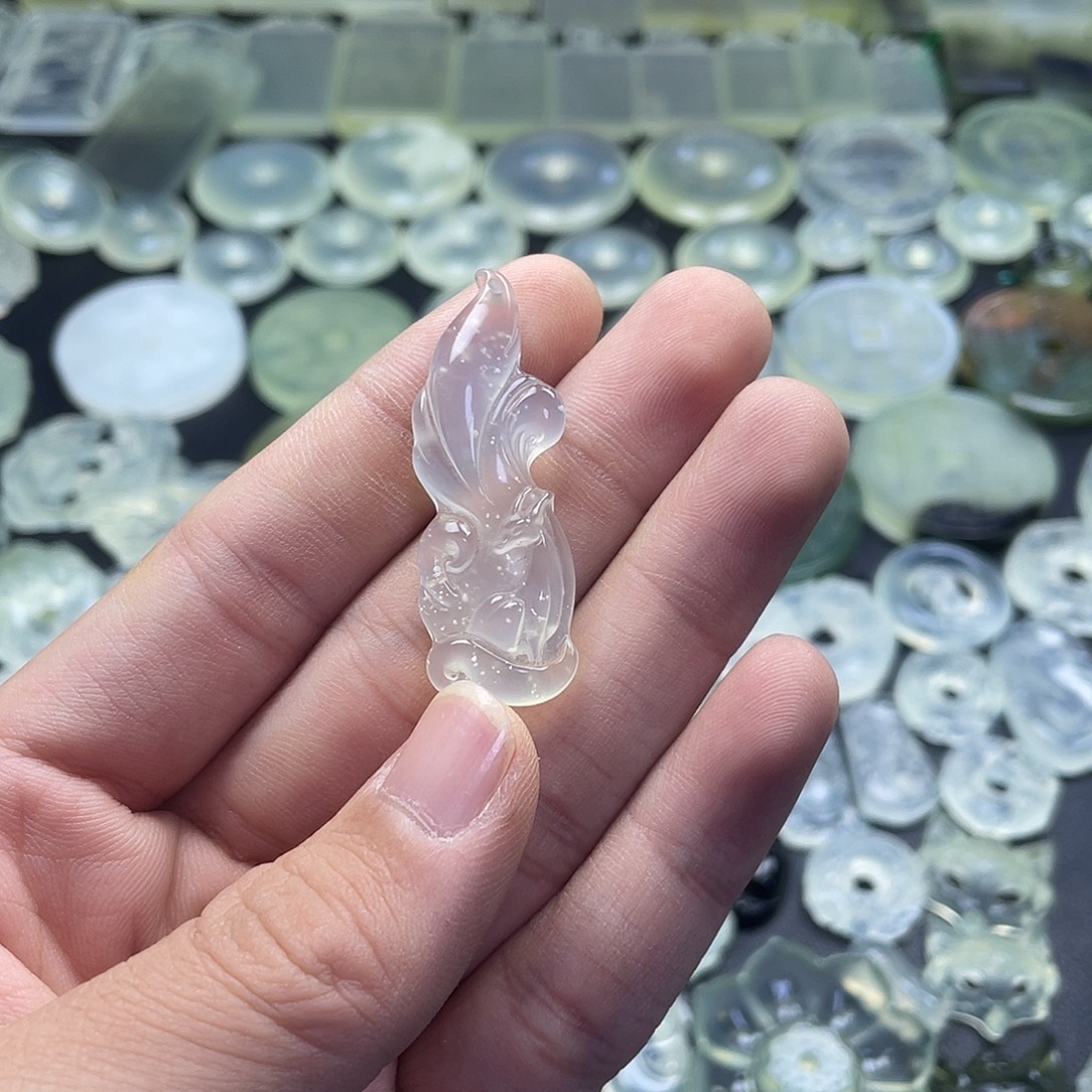 岫玉未镶嵌颈饰九尾狐