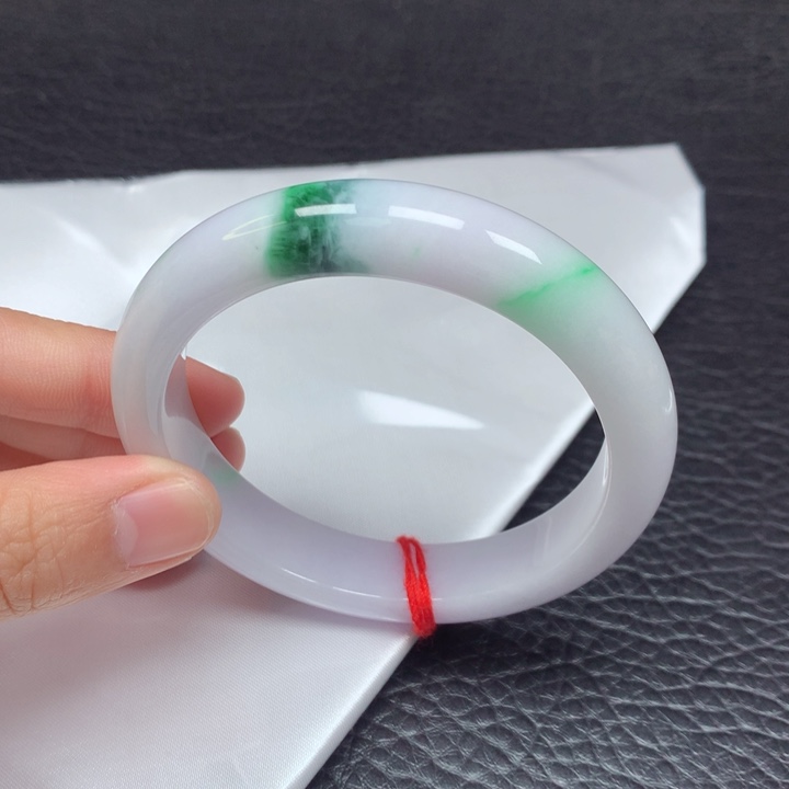 翡翠手镯未镶嵌。