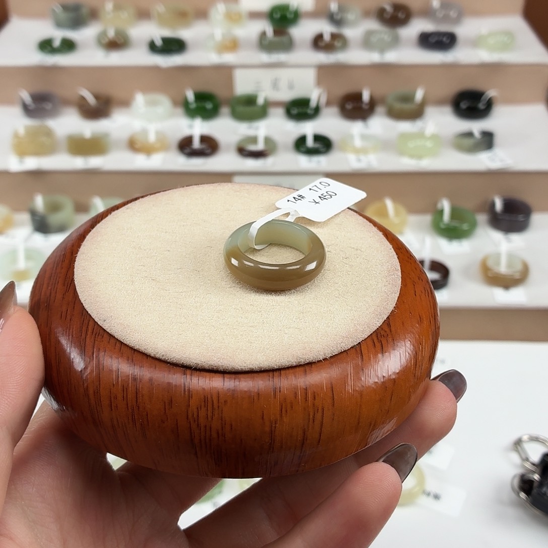 二***万和田玉未镶嵌戒指内径17.1