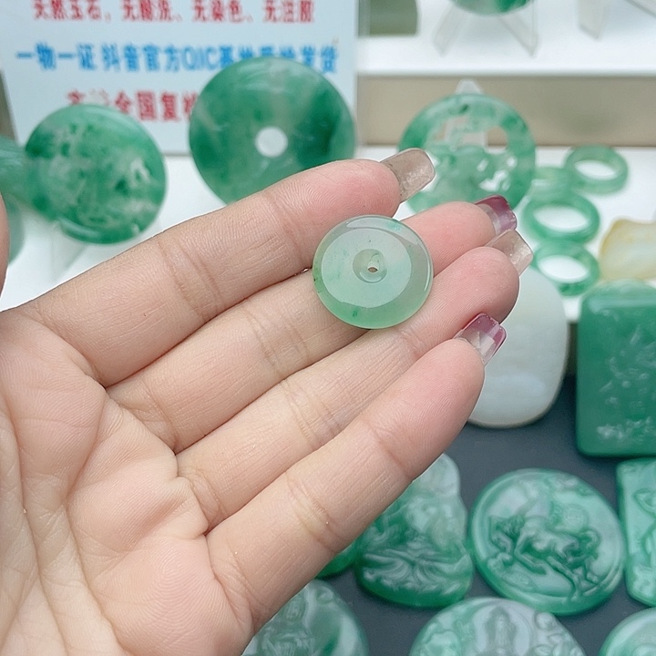 颈饰未镶嵌石英质玉