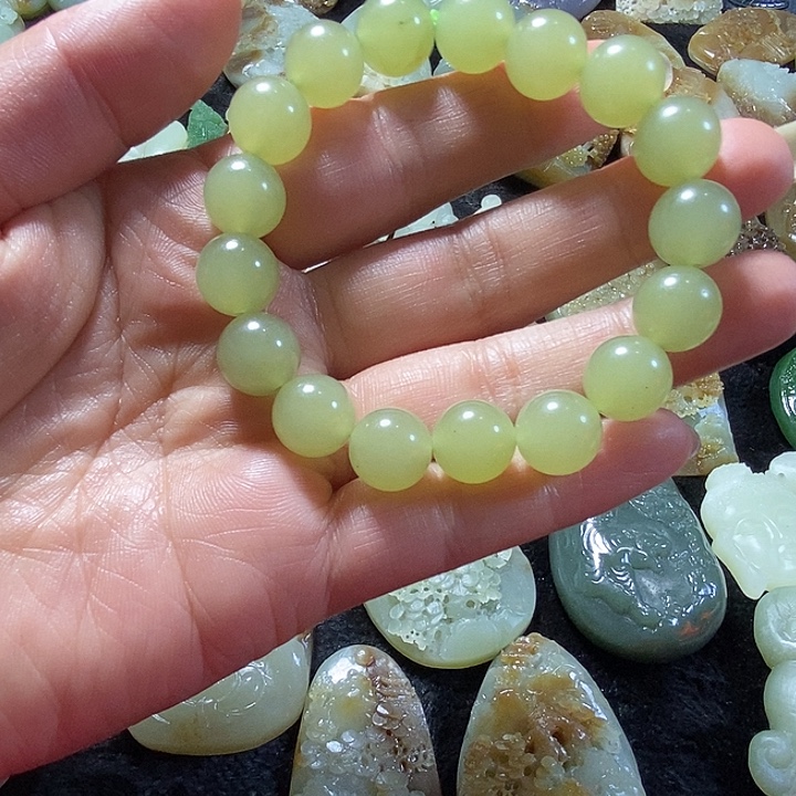 查罗石合金手串。  