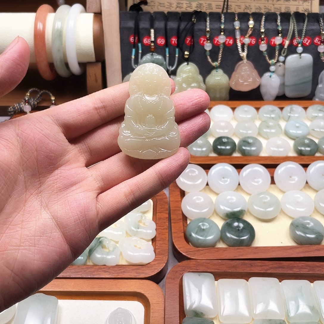 石英质玉合金颈饰