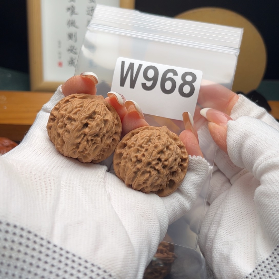 文玩核桃把件36女娲石w 968