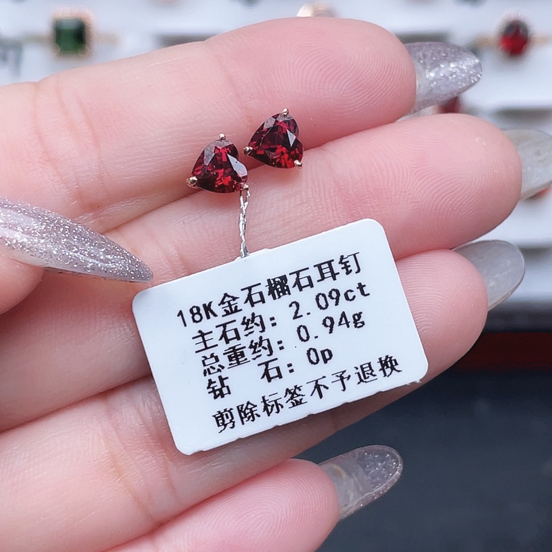 18K金镶嵌耳饰石榴石