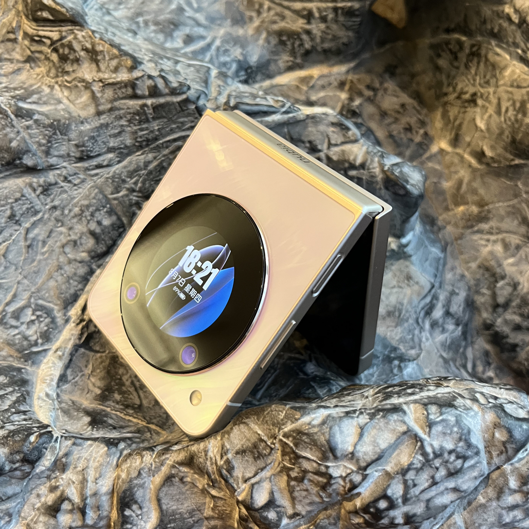 9新 nubia/努比亚 flip 轻便时尚折叠屏手机国行正品全网通5G复古