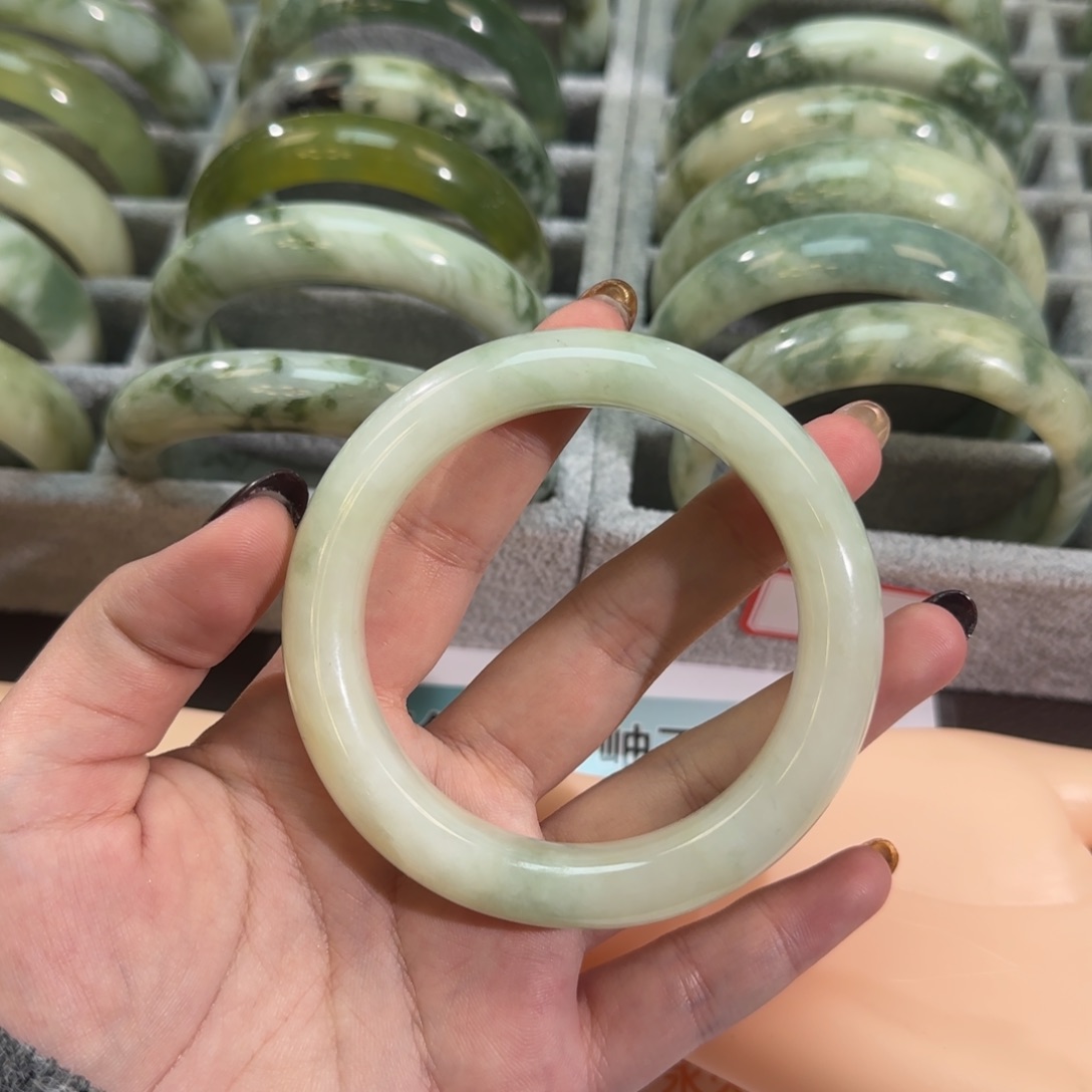 斯***r蛇纹石玉未镶嵌手镯