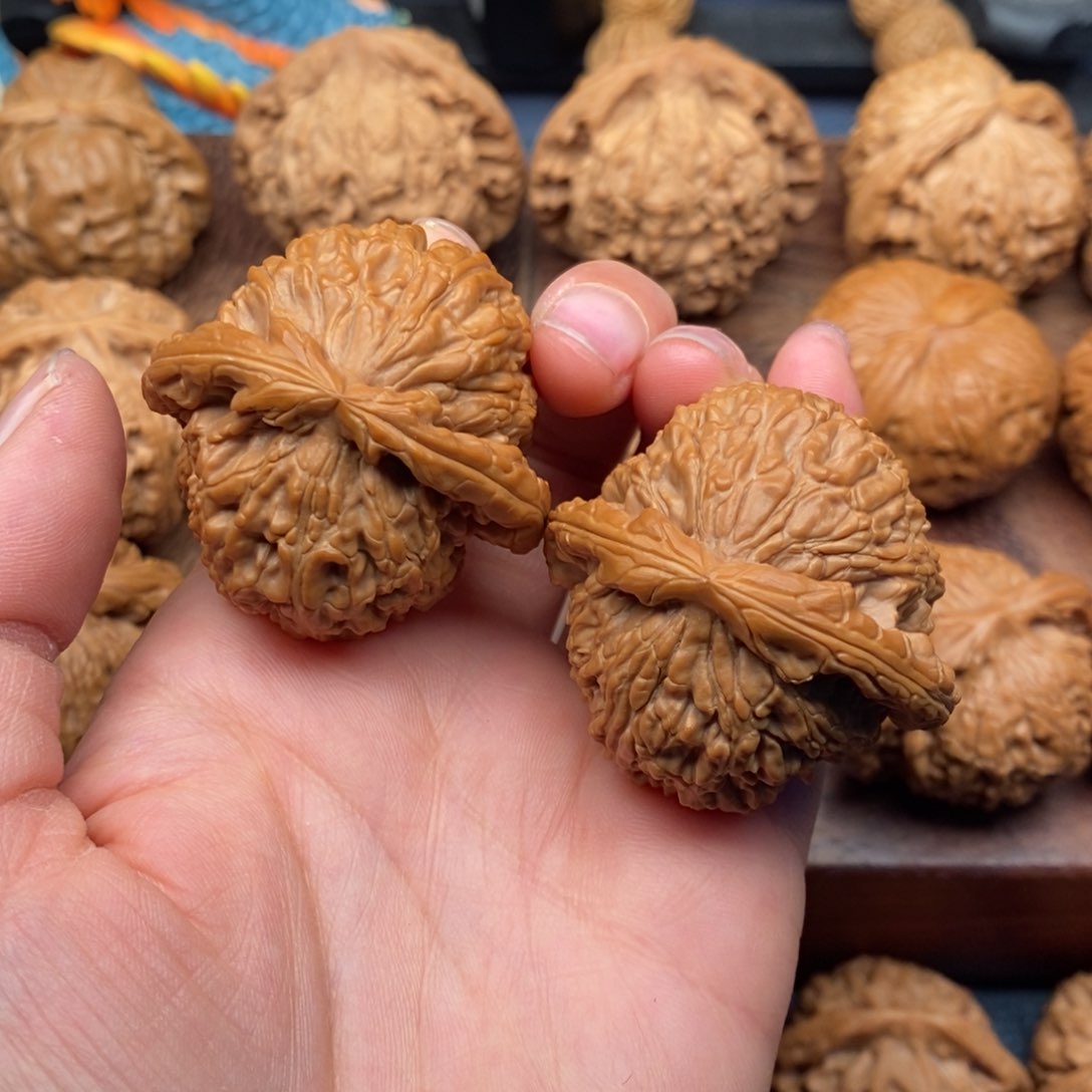 文玩核桃把件42三角球白，老树红皮