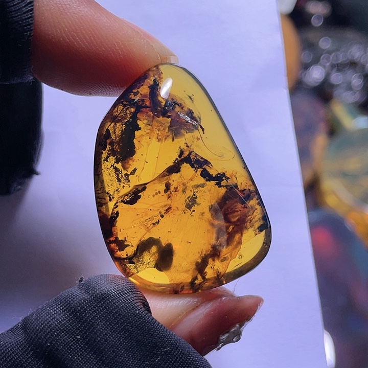 琥珀裸石未镶嵌。。