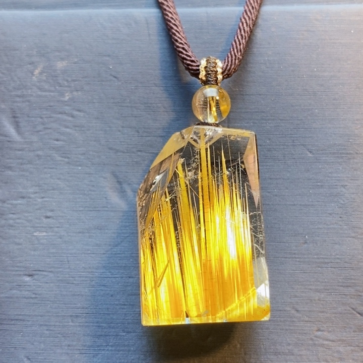 颈饰未镶嵌发晶天然白体黄钛晶随形吊坠