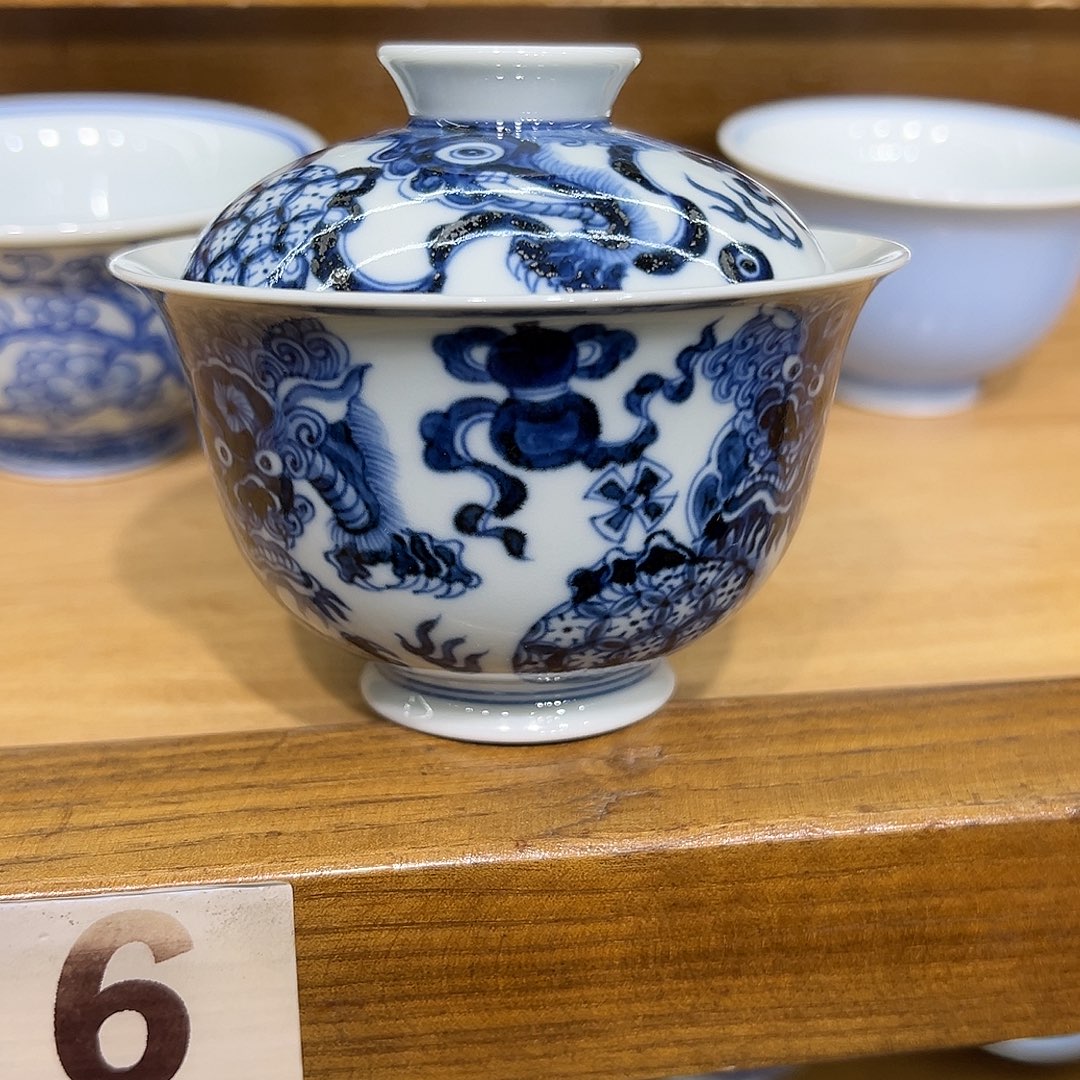 **** 青花手工狮子滚绣球盖碗