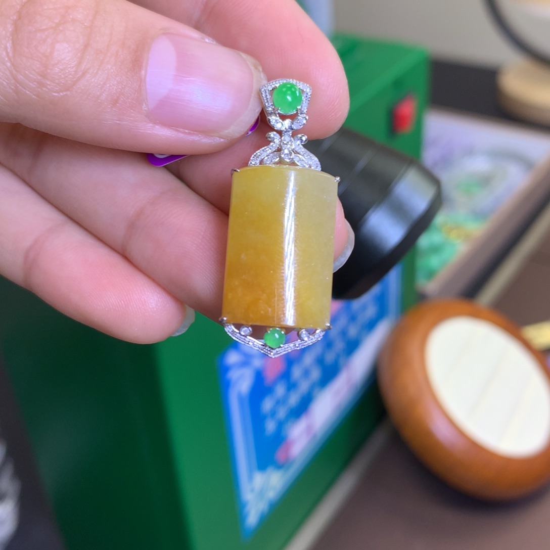 翡翠颈饰18K金镶嵌翡翠