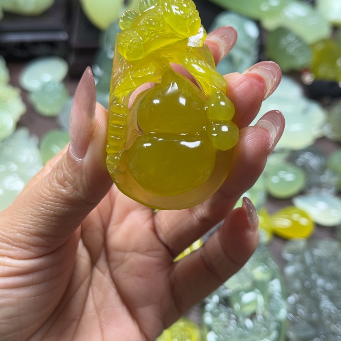 盘***明蛇纹石玉未镶嵌颈饰