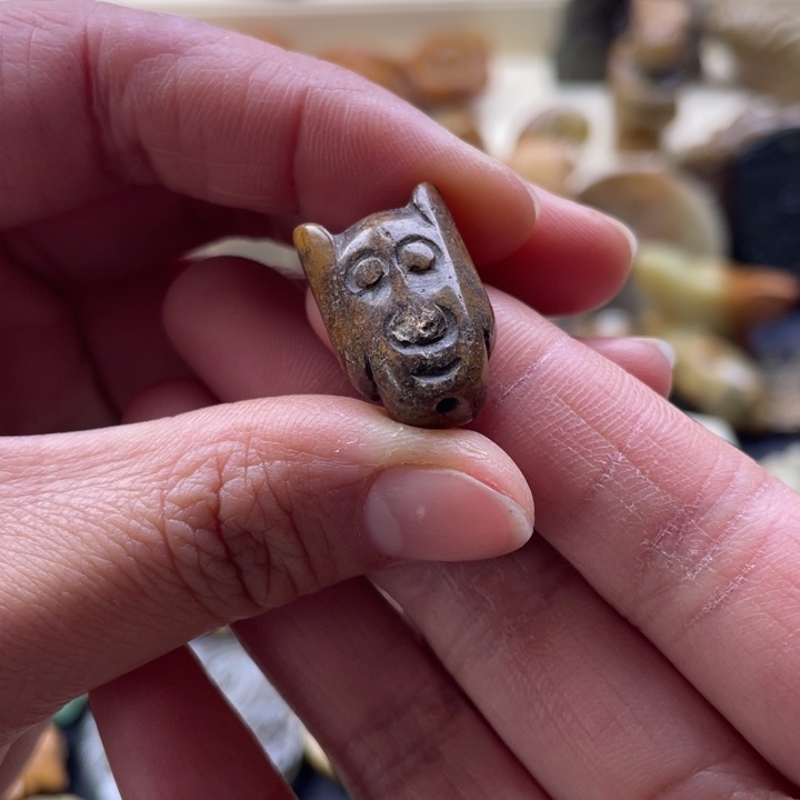 蛇纹石玉颈饰未镶嵌