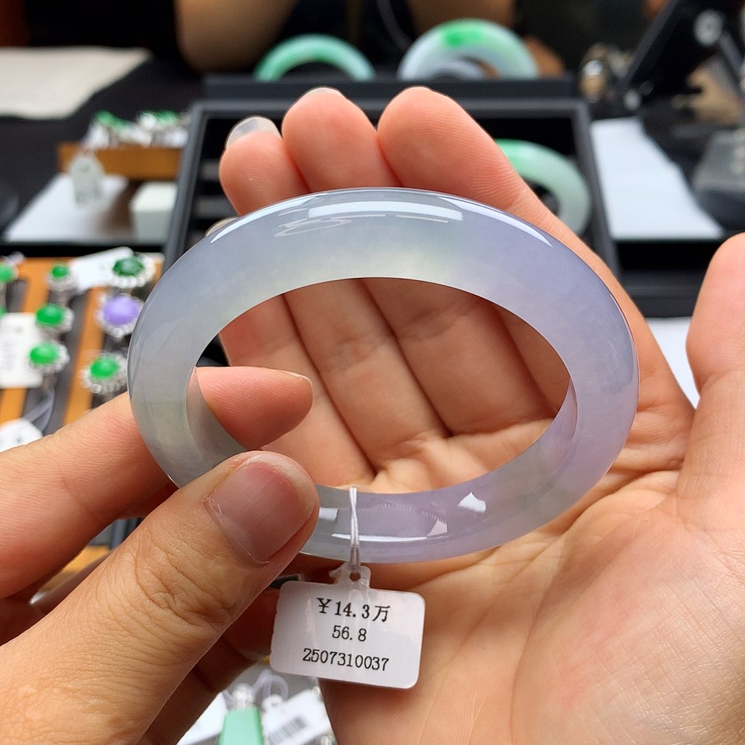 翡翠手镯未镶嵌56-57冰透春彩泥鳅背、有瑕疵