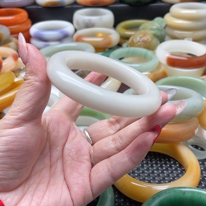 石英质玉手镯未镶嵌小*?