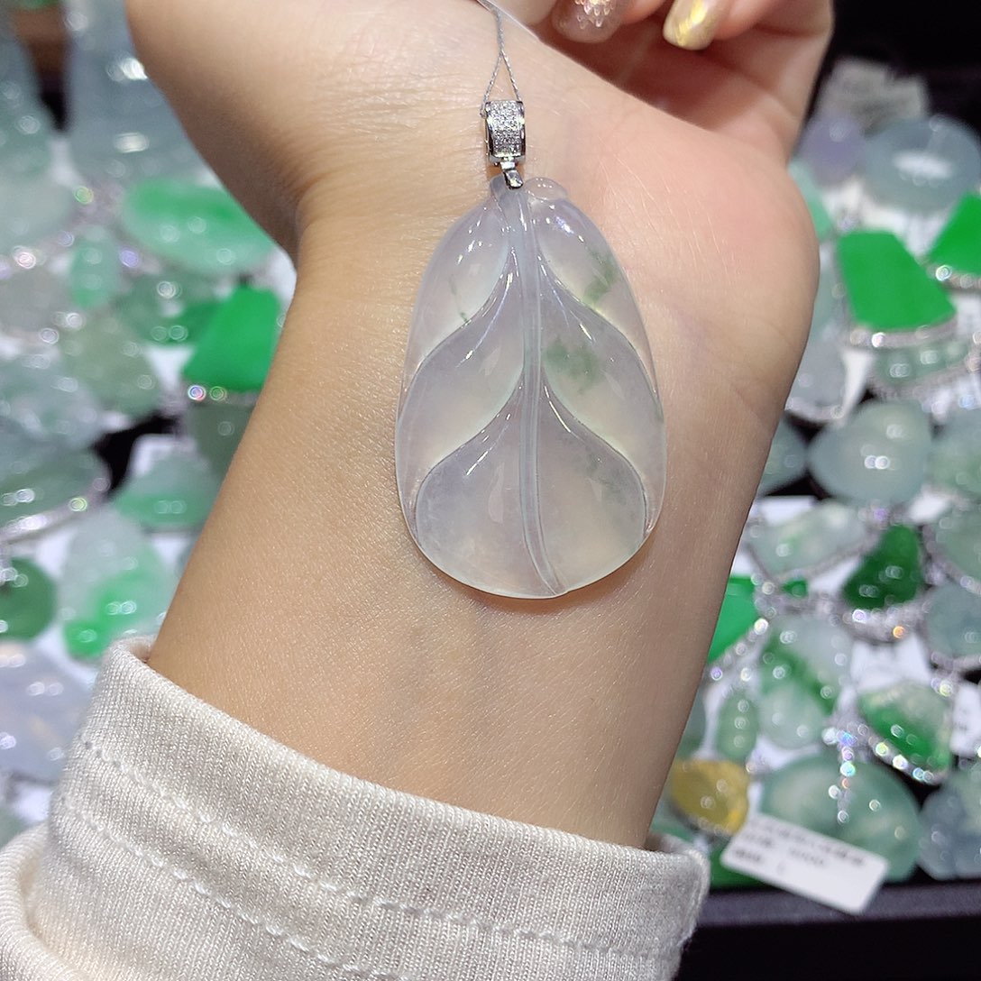 翡翠18K金镶嵌颈饰叶