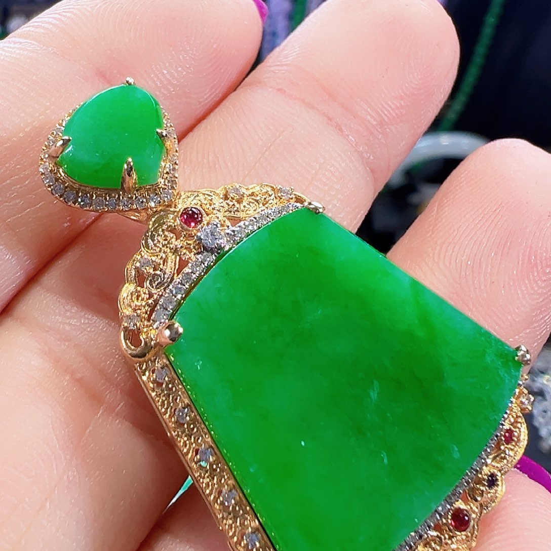 翡翠18K金镶嵌颈饰签收后24小时鉴赏期