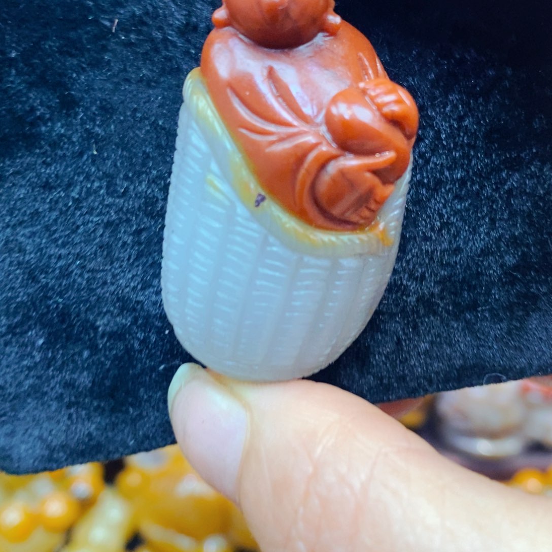 未镶嵌石英质玉（黄龙玉）颈饰