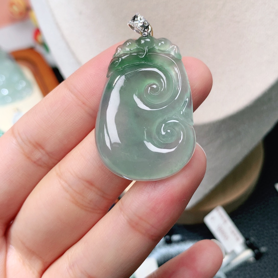 颈饰18K金镶嵌翡翠如意