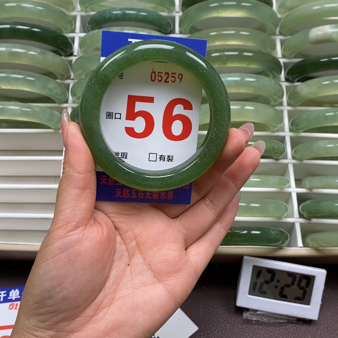 岫玉手镯未镶嵌我