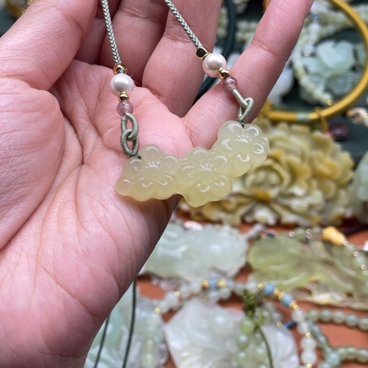 蛇纹石玉吊坠合金