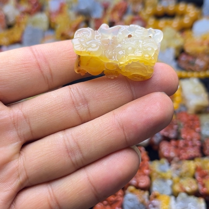 石英质玉（黄龙玉）未镶嵌颈饰