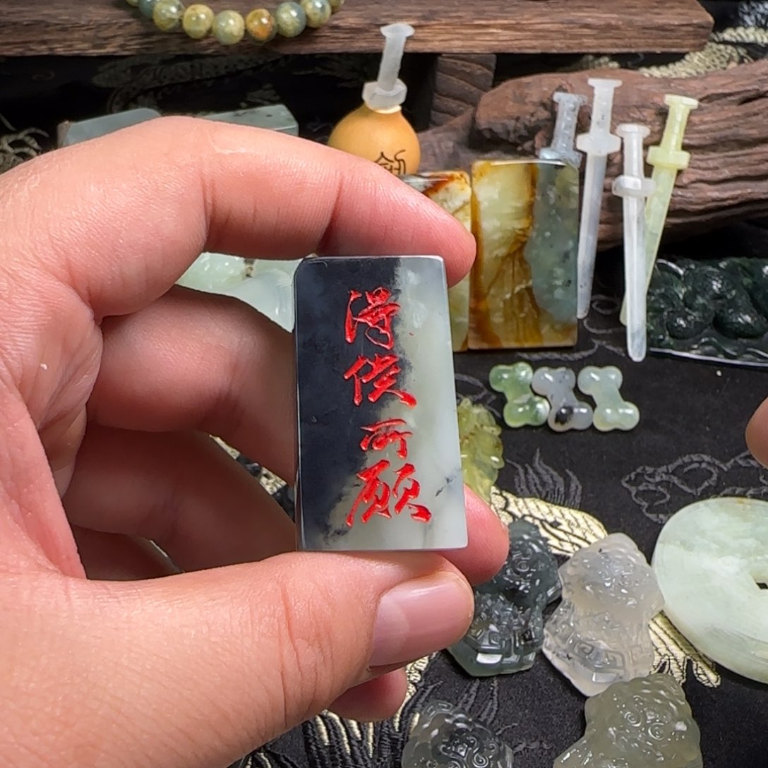 蛇纹石玉颈饰未镶嵌