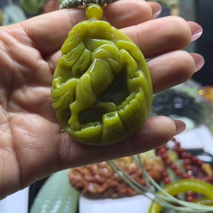 蛇纹石玉未镶嵌颈饰
