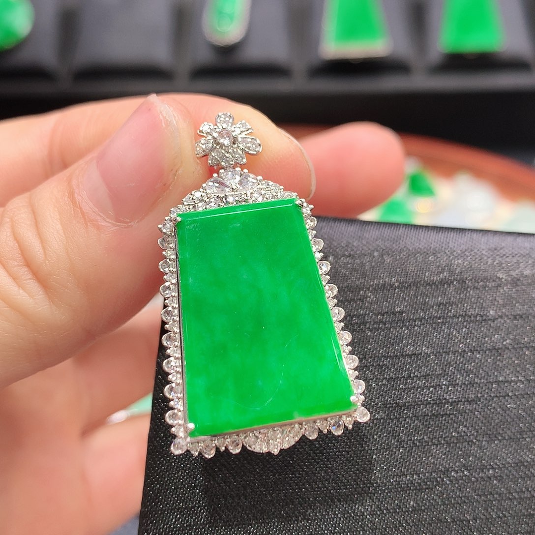 翡翠颈饰18K金镶嵌无事牌