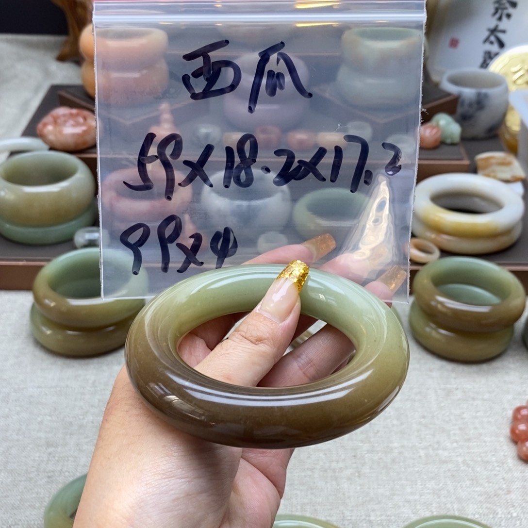 脆****石英质玉合金手镯