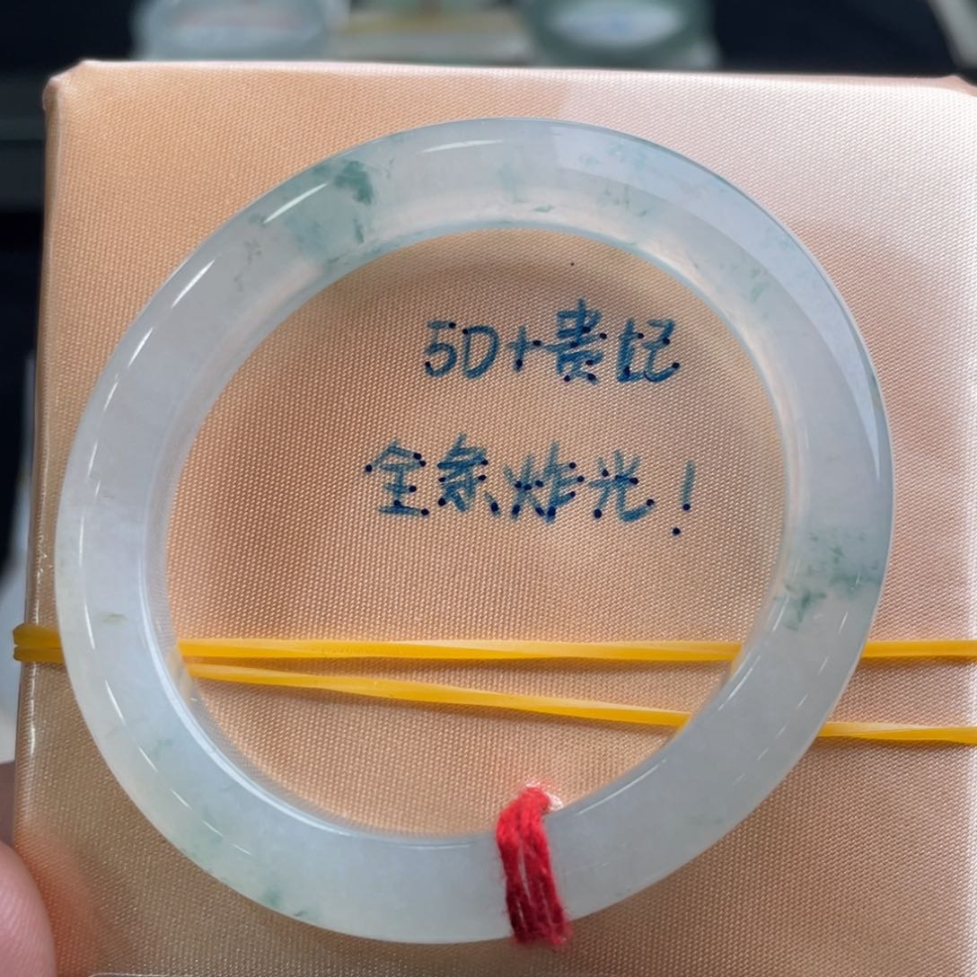 翡翠手镯未镶嵌翡翠手镯