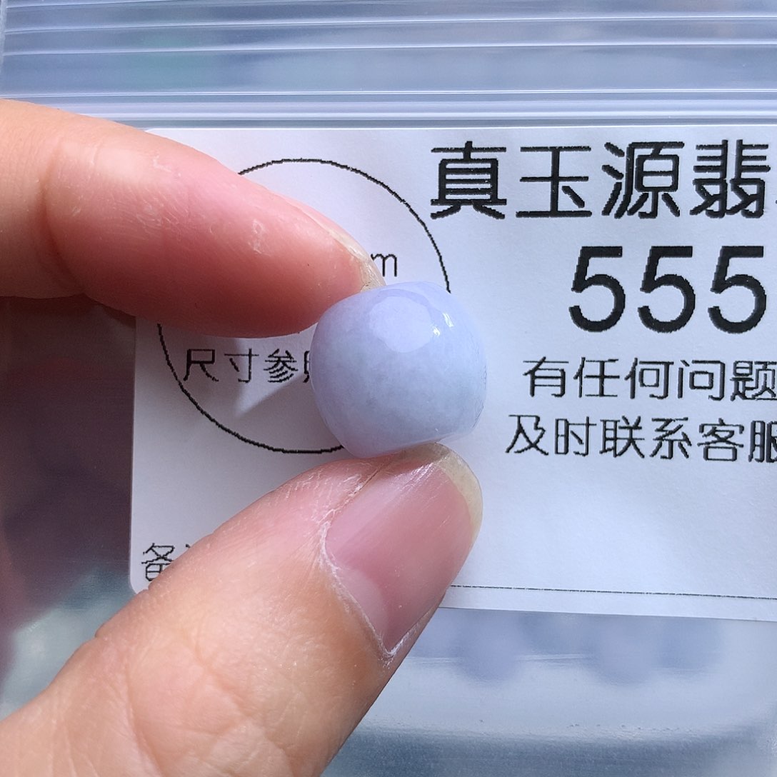 翡翠未镶嵌颈饰555。